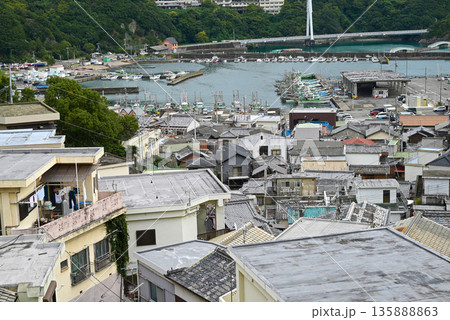【和歌山県和歌山市】雑賀崎の集落と漁港の風景 【和歌山県和歌山市】雑賀崎の集落と漁港の風景 135888863