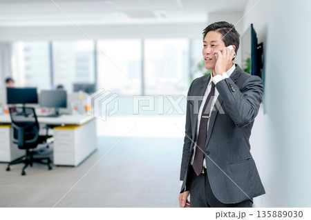 通話するビジネスマン 135889030