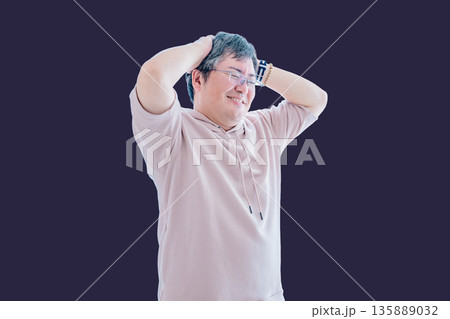頭を抱える男性 頭を抱える男性 135889032