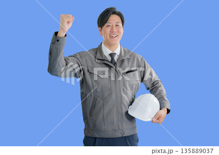 ガッツポーズする爽やかな作業員 135889037