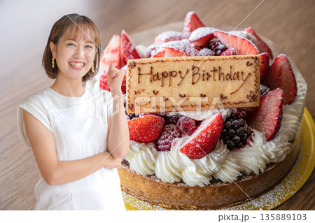 バースデーケーキと女性 バースデーケーキと女性 135889103