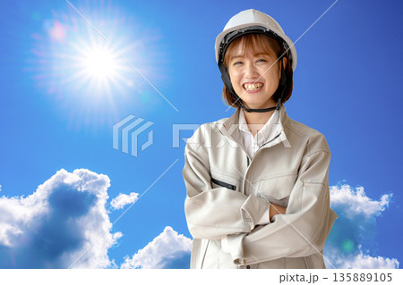 太陽と作業員女性 太陽と作業員女性 135889105