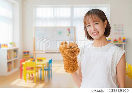 笑顔の女性スタッフ 135889109