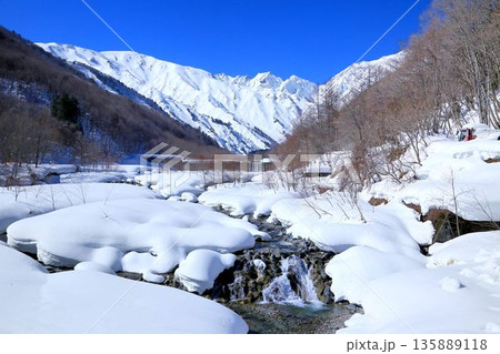 白馬・二股橋より望む不帰ノ嶮 135889118