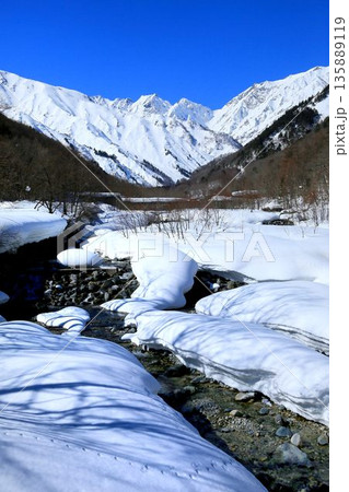 白馬・二股橋より望む不帰ノ嶮 135889119