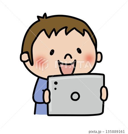 タブレットを見る子供（男の子） 135889161
