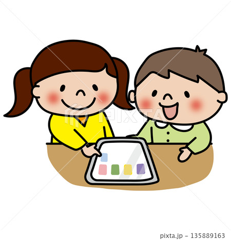 タブレットを操作する子供たち 135889163