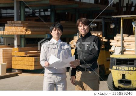 建設業で働く男性たち 135889246