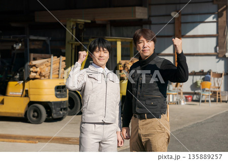 建設業で働く男性たち 135889257