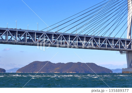 岩黒島の黒浜海岸から眺める瀬戸大橋内を走行する電車(瀬戸大橋線) 岩黒島の黒浜海岸から眺める瀬戸大橋内を走行する電車(瀬戸大橋線) 135889377