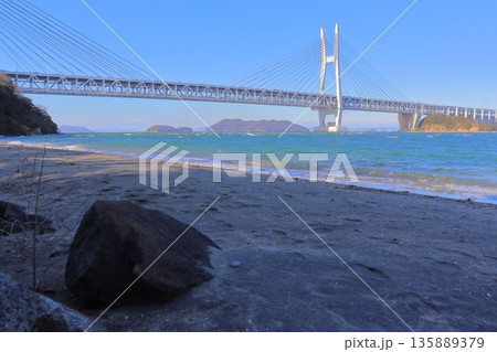 岩黒島のルーツ、閃緑岩が転がる黒浜海岸と瀬戸大橋(瀬戸内海 塩飽諸島) 岩黒島のルーツ、閃緑岩が転がる黒浜海岸と瀬戸大橋(瀬戸内海 塩飽諸島) 135889379