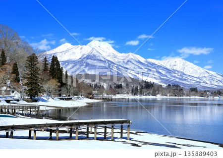 冬の野尻湖と妙高山 135889403