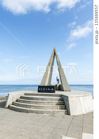 北海道稚内市 夏の北海道 晴天の宗谷岬『日本最北端の地の碑』 北海道稚内市 夏の北海道 晴天の宗谷岬『日本最北端の地の碑』 135889557