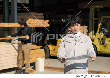 建設業で働く男性 135889677