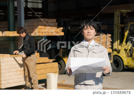 建設業で働く男性 135889678