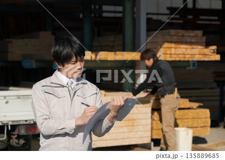 建設業で働く男性 建設業で働く男性 135889685