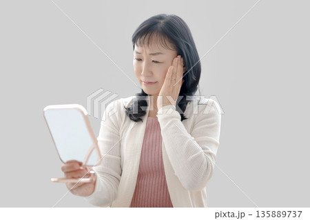 悩む女性 135889737