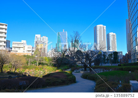 六本木ヒルズ森タワー毛利庭園から見たビル群 135889752