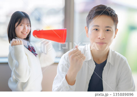 頑張る人と応援する学生 135889896