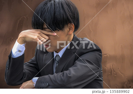 落ち込むビジネスマン 135889902