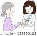 高齢者に服薬説明をする薬剤師のイラスト 135890128
