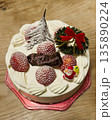 苺の乗ったクリスマスケーキ 135890224