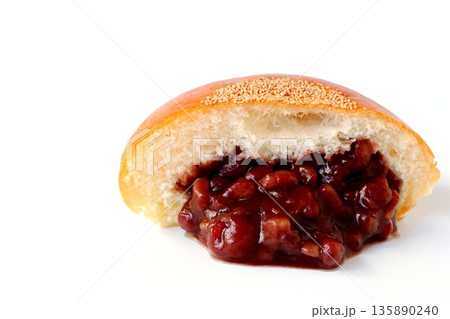 白背景のあんこが溢れているあんぱんの断面 135890240