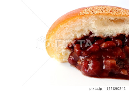 白背景のあんこが溢れているあんぱんの断面 135890241