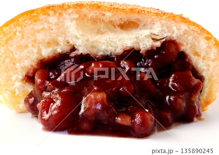 白背景のあんこが溢れているあんぱんの断面 135890245