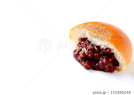 白背景のあんこが溢れているあんぱんの断面 135890249