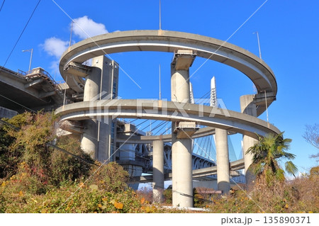 岩黒島内から眺める瀬戸大橋 岩黒島ICのループ橋(香川県坂出市) 岩黒島内から眺める瀬戸大橋 岩黒島ICのループ橋(香川県坂出市) 135890371