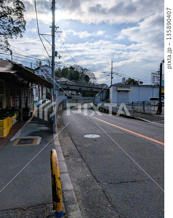 車道と歩道が立体交差している風景 135890407