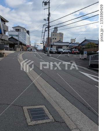 坂道の車道 135890409