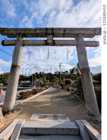 鳥居と道路を挟んでその奥に神社が見える風景 鳥居と道路を挟んでその奥に神社が見える風景 135890410