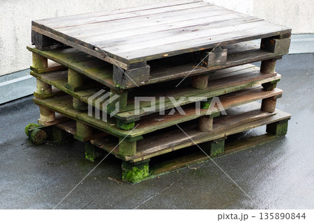 Dilapidated rooftop pallets, Abandoned weathered pallets atop city flat roofing surface 135890844