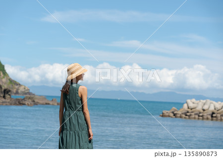 海辺を歩く女性 135890873