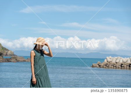 海辺を歩く女性 135890875