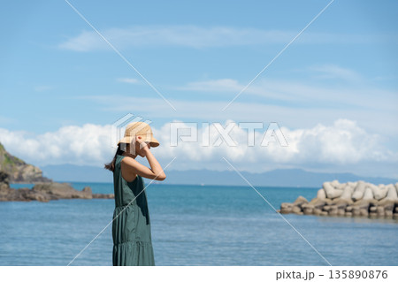 海辺を歩く女性 海辺を歩く女性 135890876