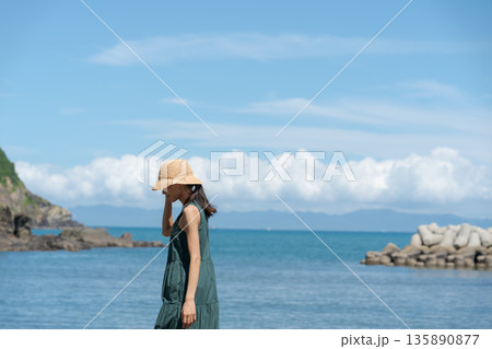 海辺を歩く女性 135890877