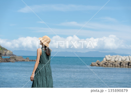 海辺を歩く女性 135890879