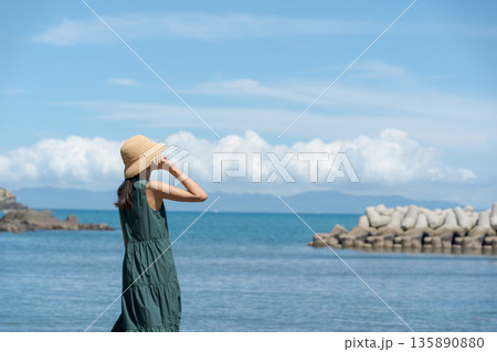 海辺を歩く女性 海辺を歩く女性 135890880