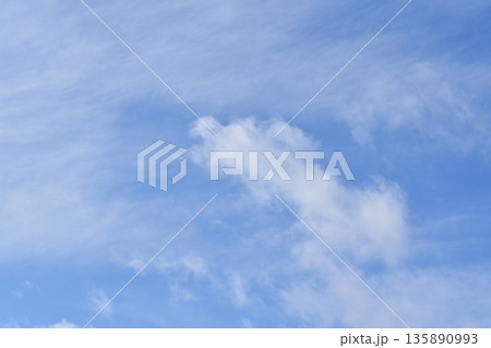 青空に浮かぶ白い雲 青空に浮かぶ白い雲 135890993
