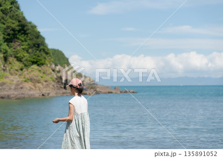 海辺で遊ぶ女の子 海辺で遊ぶ女の子 135891052