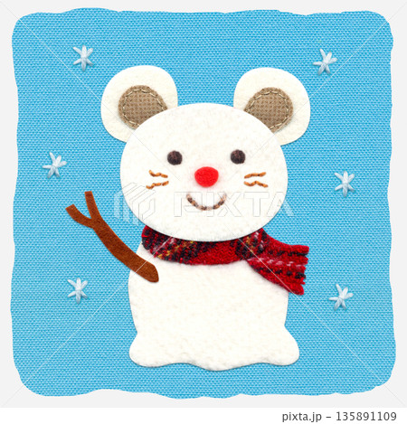 かわいいねずみの雪だるま アップリケイラスト/背景・淡ブルー かわいいねずみの雪だるま アップリケイラスト/背景・淡ブルー 135891109