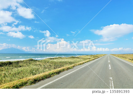 北海道　夏の青空とオロロンライン 135891393