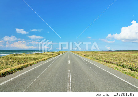 北海道 夏の青空とオロロンライン 北海道 夏の青空とオロロンライン 135891398
