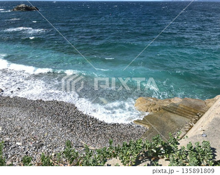 砂浜に打ち寄せる白波 砂浜に打ち寄せる白波 135891809
