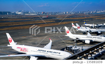羽田空港のJALエアバスA350と駐機する航空機 135891839