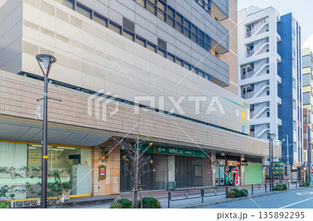 立川市都市風景　南口WINS通り　馬券売り場 135892295