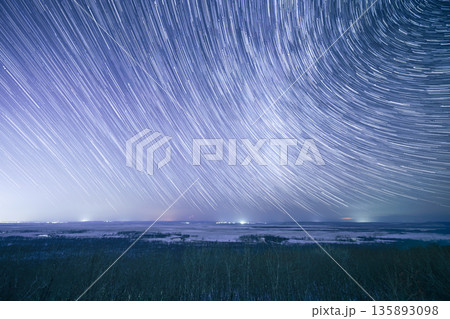 星降る釧路湿原の夜 135893098